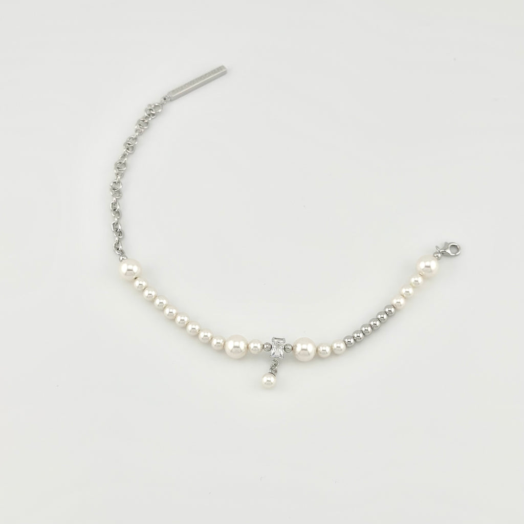 Close-up of SHAOYANGCHAN silver chain bracelet – modern minimal design