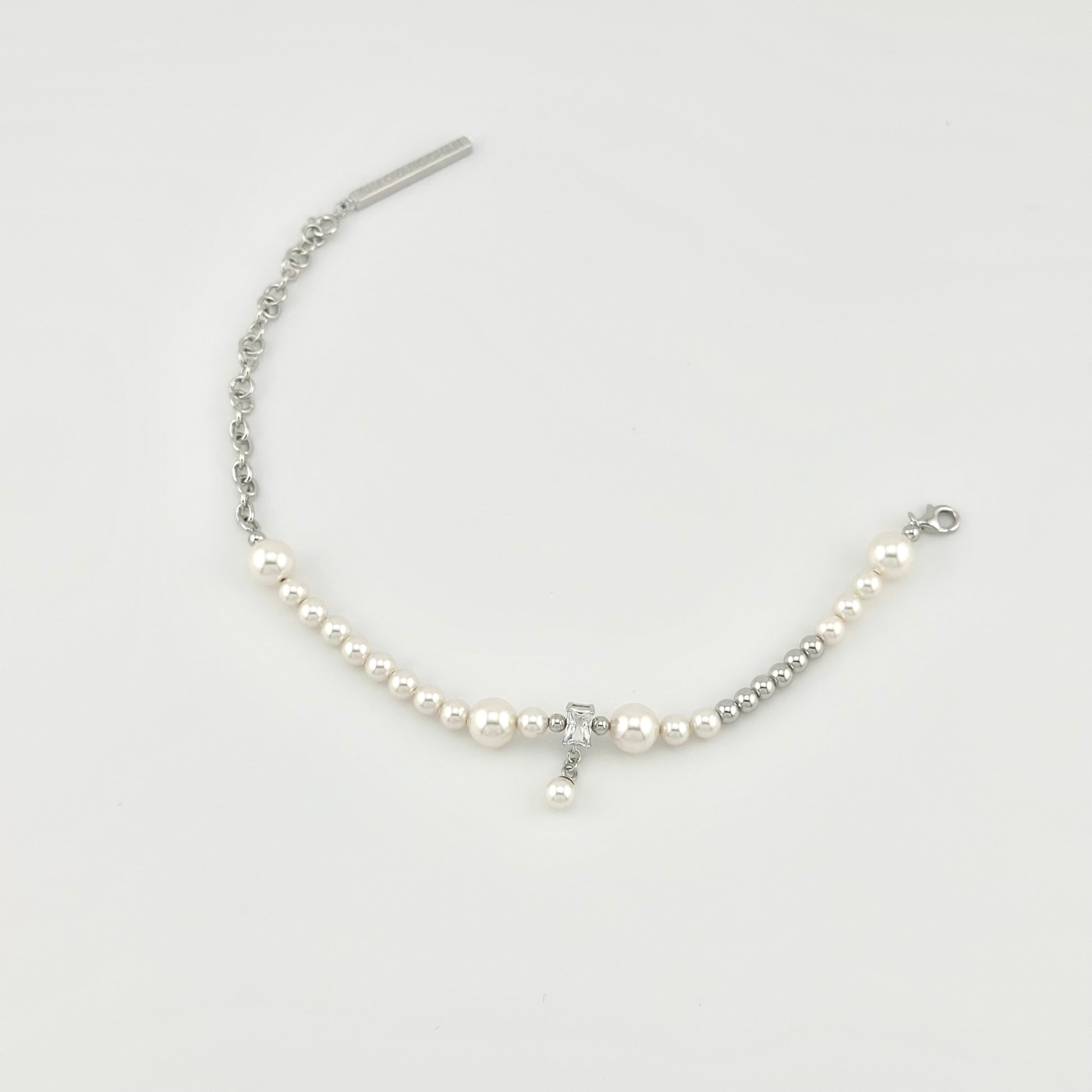 Close-up of SHAOYANGCHAN silver chain bracelet – modern minimal design